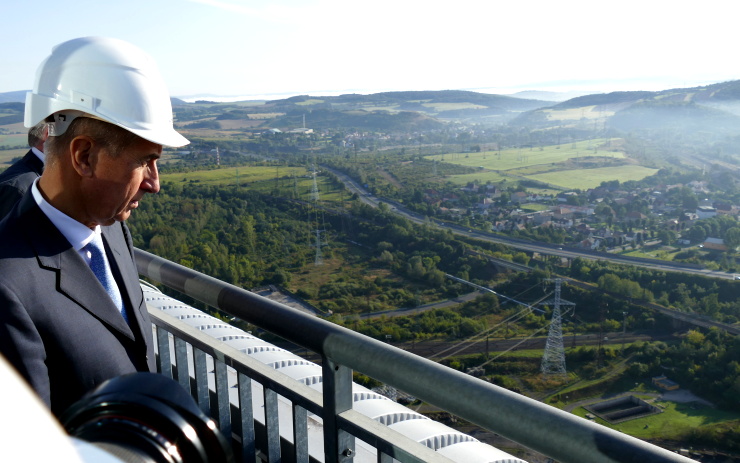 Pohled ze stopadesátimetrové výšky na okolí elektrárny. Foto: Oldřich Hájek